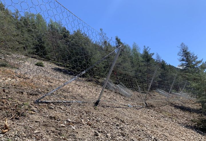 Poteau partagé pour le sectionnement de la ligne
