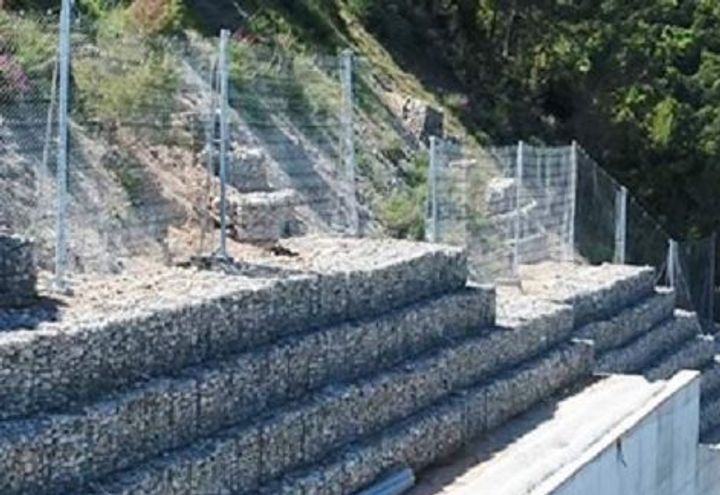 Φράκτης Ανάσχεσης Βραχοπτώσεων RB100UAF σε τοιχίο αντιστήριξης (συρματοκιβώτια)