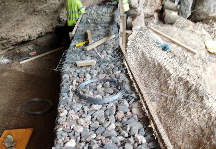 Relleno de las jaulas con piedras del entorno