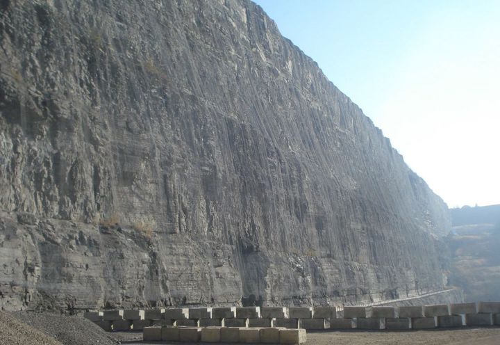 General view of the rock cut draped by the Rockmesh M4000