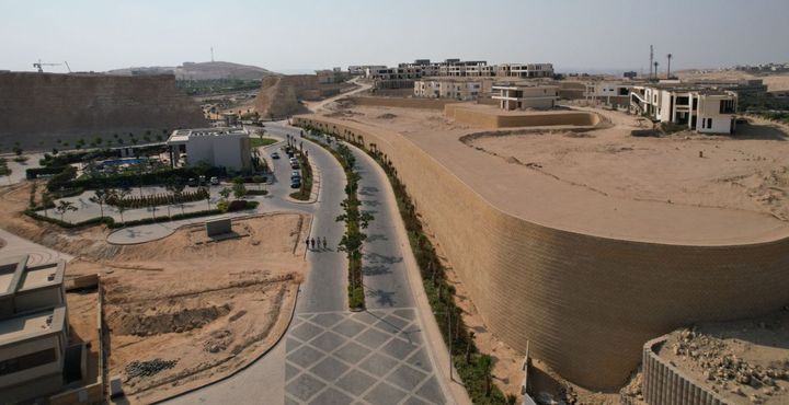 Completed high MacWall MSE wall at a critically curved location
