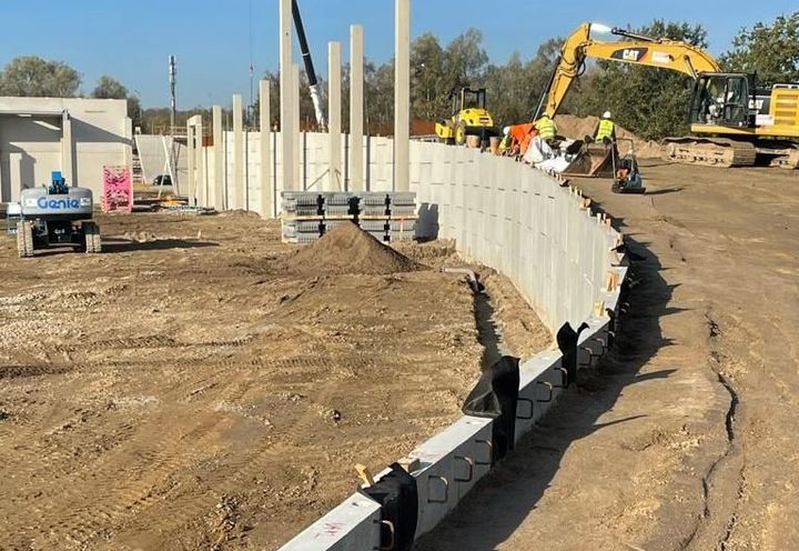 Construction phase: last layer of top cut panels had been positioned