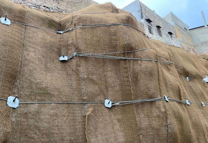 Fajas de cable para sujeción de bloques potencialmente inestables
