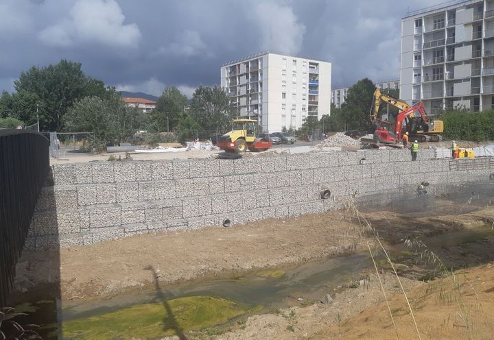 Mise en oeuvre des gabions par les équipes Maccaferri