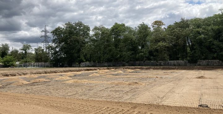 Géogrille installée transversalement au stade