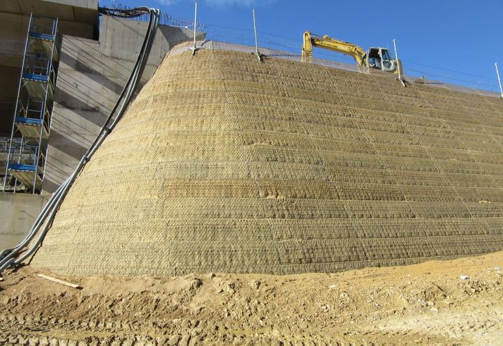 Chiusura del muro in Terramesh Verde contro la spalla di viadotto