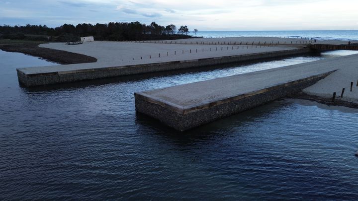 Chenal artificiel reliant l'étang d'Urbinu à la mer