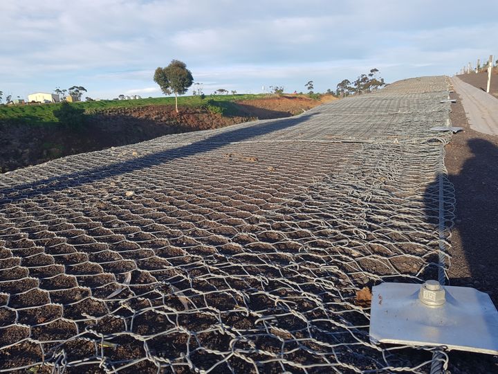 Top anchoring detail using Galfan-coated steel wire rope and Steelgrid® anchor plate.