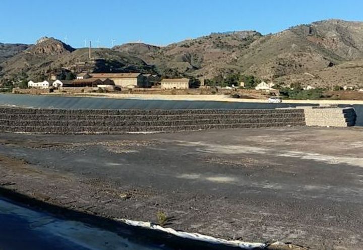 Vista completa del dique