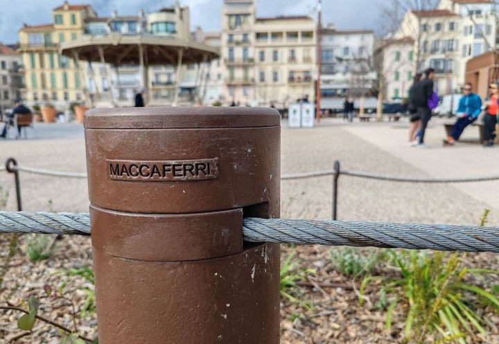 La MacSafe™ 300 avec poteaux en acier