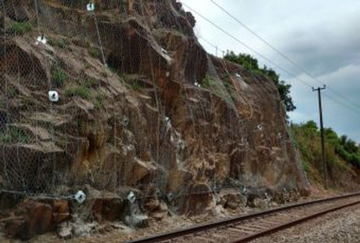 CONTENCIÓN DE TALUDES ROCOSOS EN FERROCARRILES_1