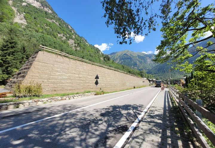 Rilevato paramassi in Terrmamesh Verde a protezione della S.R.44