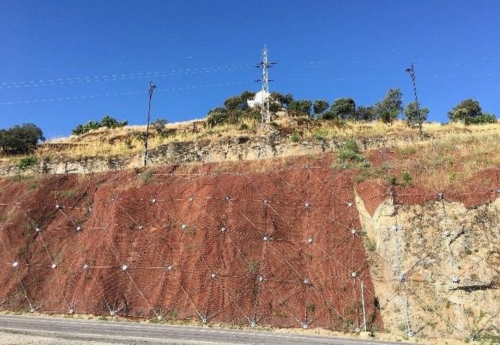 Estabilização com malha de Dupla Torção 8x10-16, cabos e geomalha Macmat 19.1