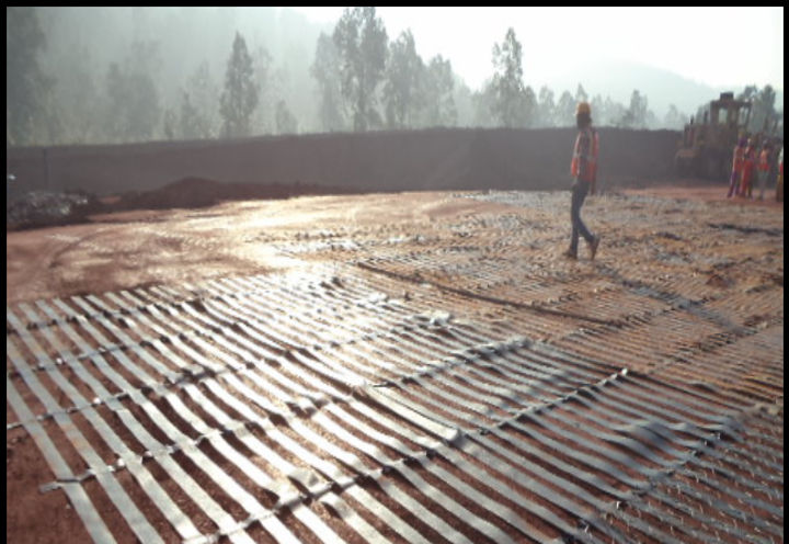 Photo 2 : Laying of Paralink.
