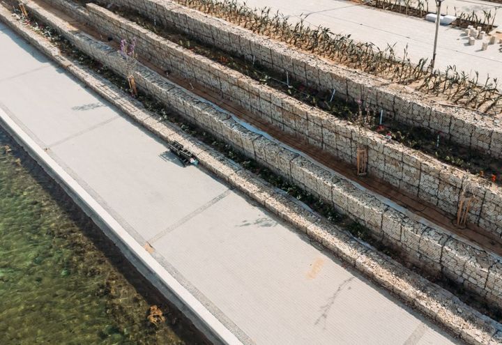 Close view of wall along Green river banks