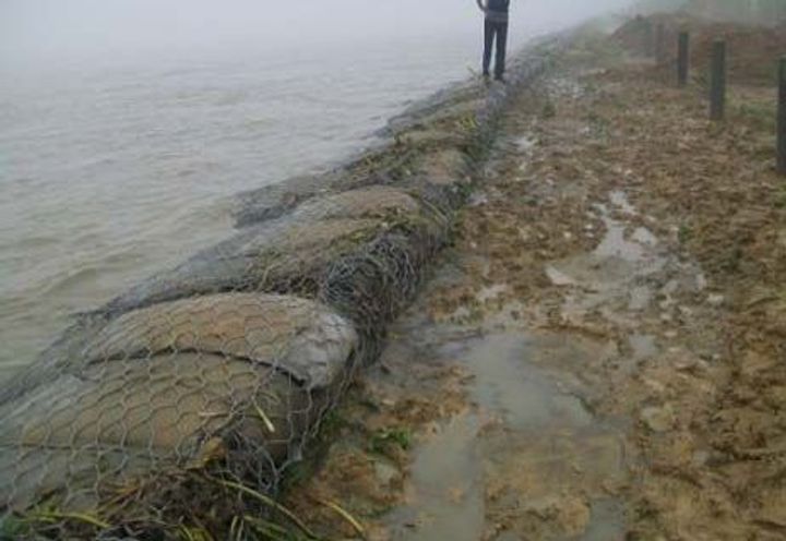 Photo 4: Condition of MacBag® and river bank during flood