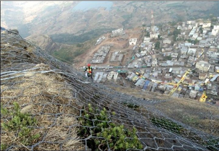 Steelgrid MO laid out on slope surface