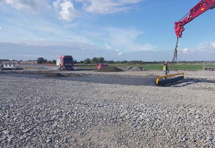 MacGrid WG laying operation using a spreader bar