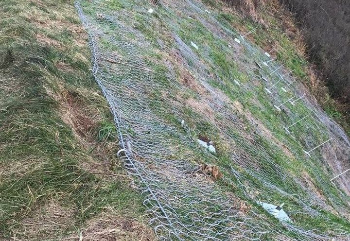 The DT netting is wrapped back over the crest rope & secured.