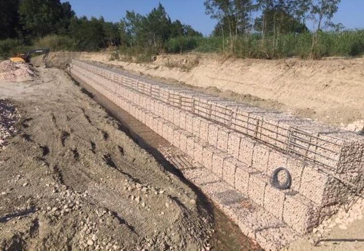 Fasi finali di realizzazione dell'opera di sostegno in gabbioni