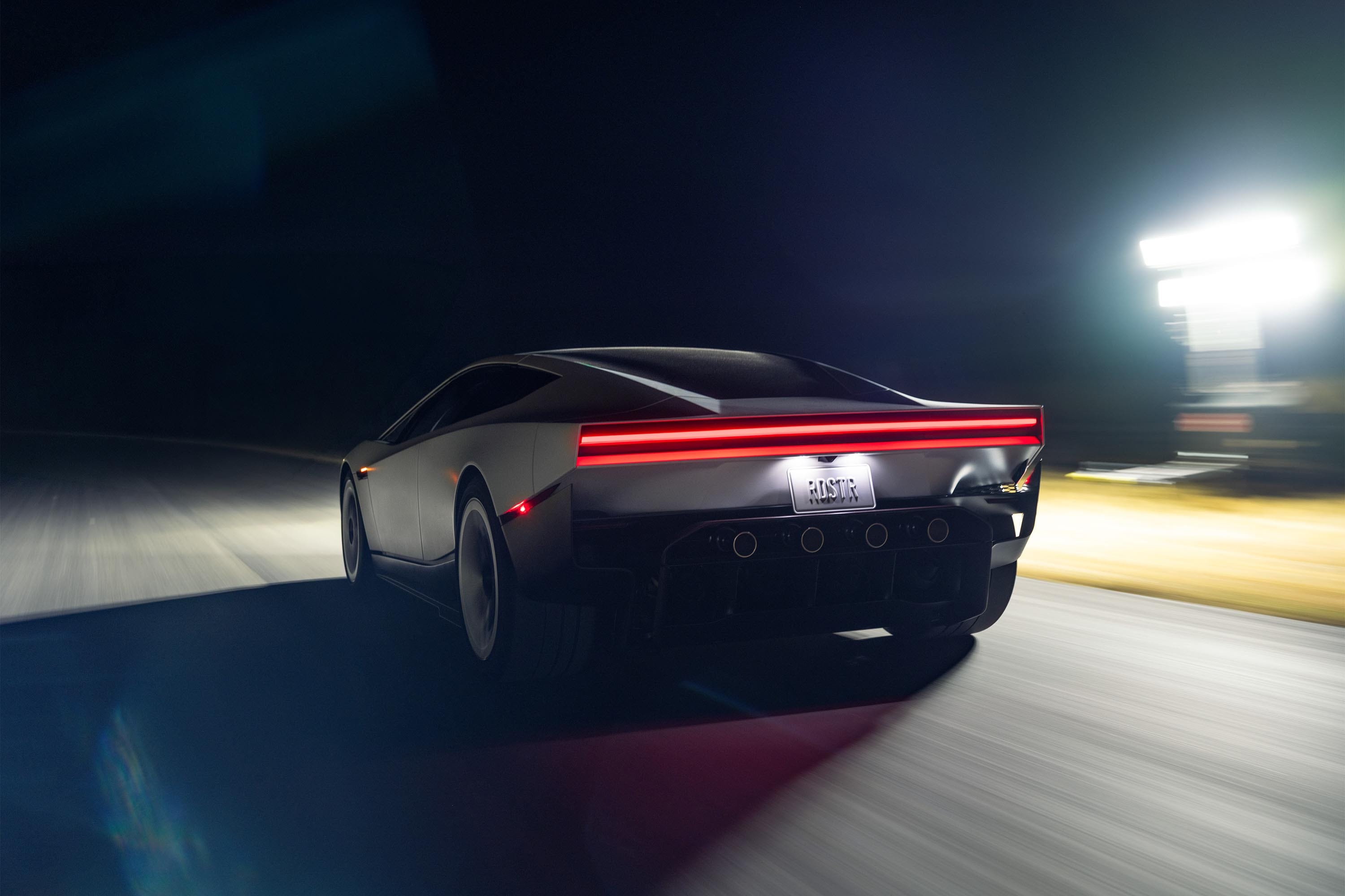 Tesla Roadster รุ่นใหม่ มุมมองท้ายรถ ขณะแล่นบนถนนพร้อมแถบไฟท้ายสีแดง