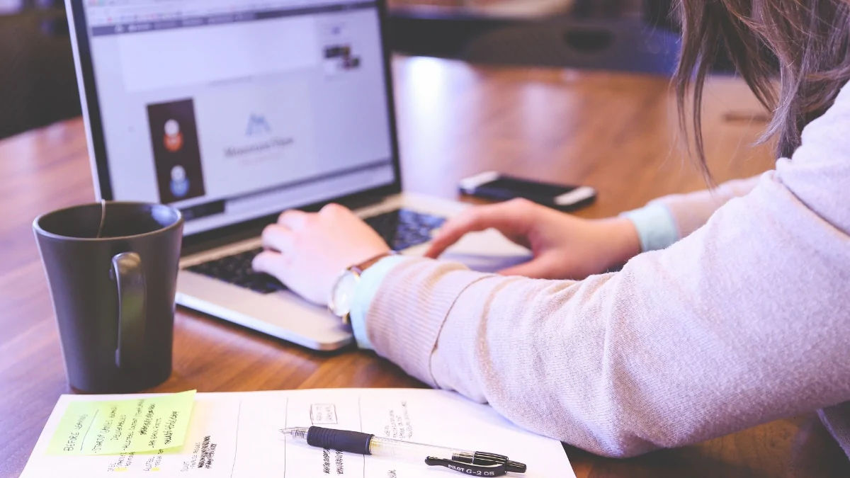 Mulher escrevendo conteudos