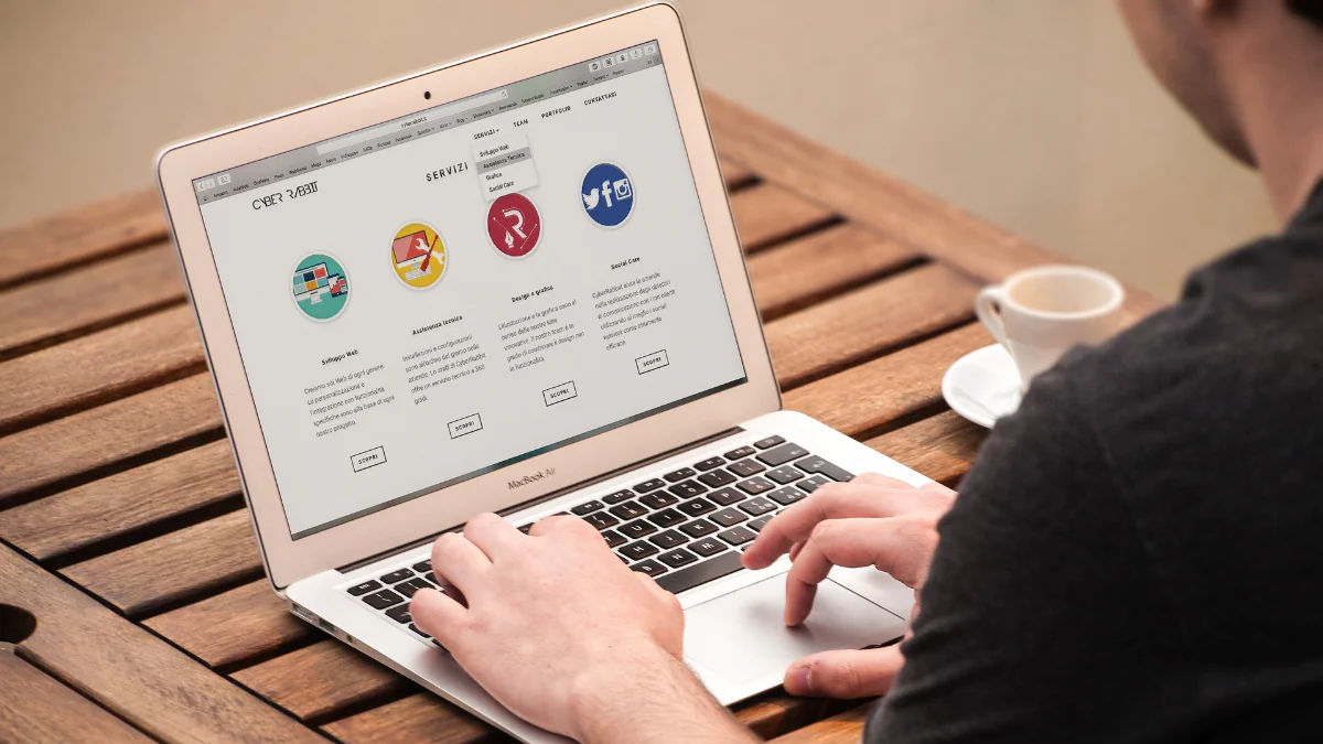 Homem criando uma landing page