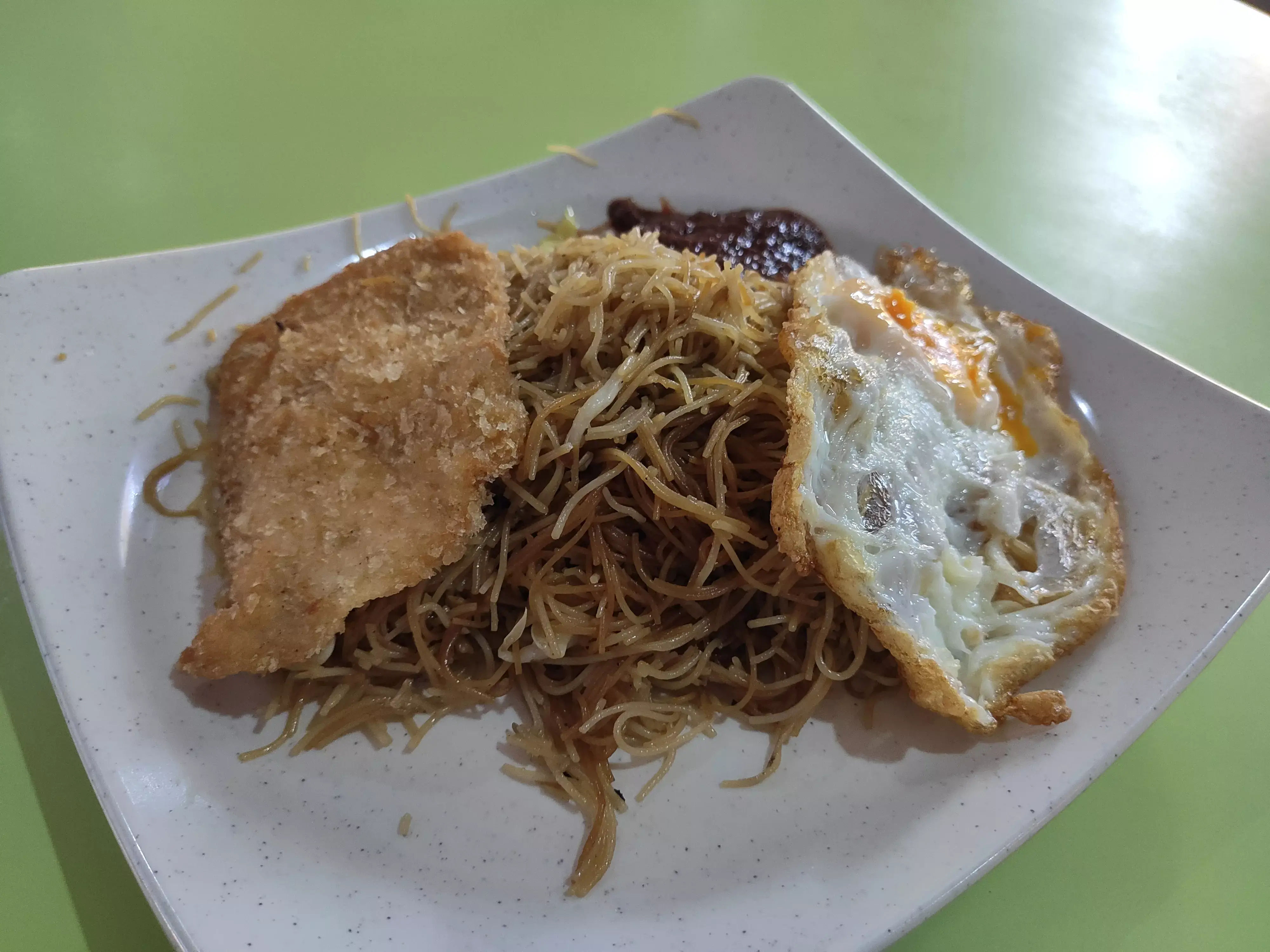 Fragrance Blue Pea Flower Nasi Lemak Economic Bee Hoon: Fried Mee Hoon Fish Fillet & Fried Egg