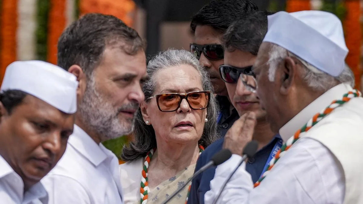 Independence Day Political Row: BJP Targets Sonia Gandhi and Zameer Khan