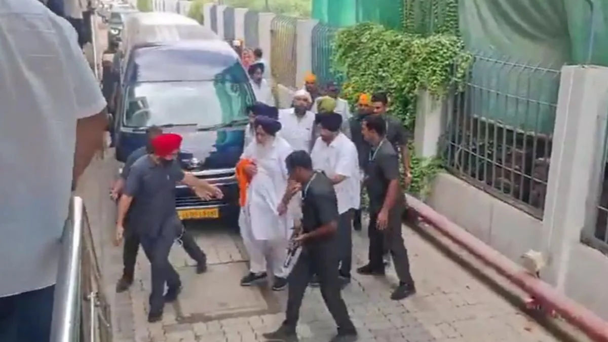 Akali Dal Chief Sukhbir Singh Badal Attacked in Maharashtra