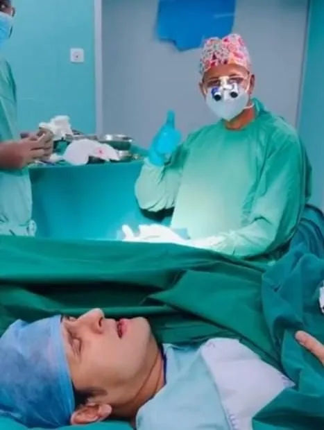 Sonu Nigam Sings Mohammed Rafi Classic During Finger Surgery
