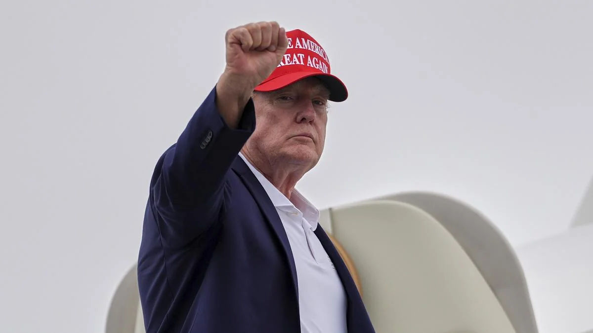 Trump Threatens Oman Over Strait of Hormuz Negotiations