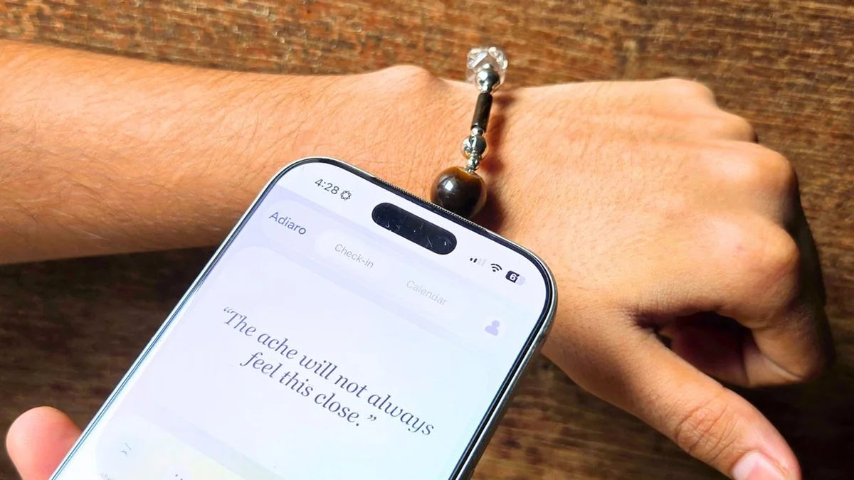 Adiaro Smart Bracelet Offers Novel Digital Journaling and Mood Tracking