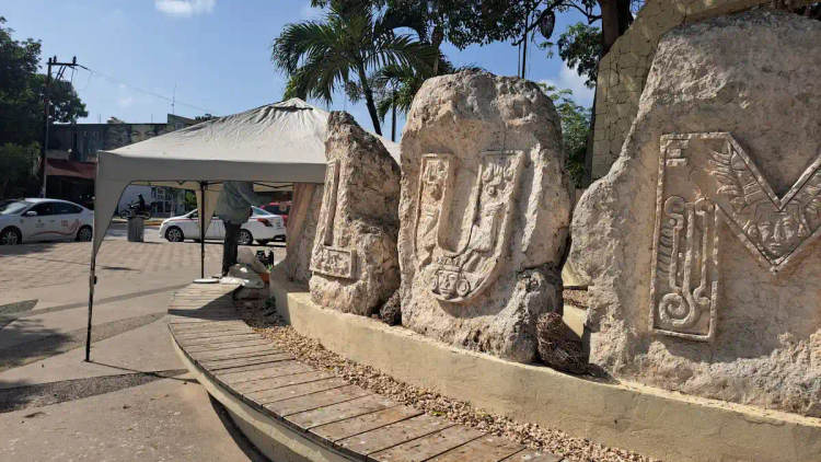 Maya Artist Paints Tulum Tourist Letters Using Natural Mineral Pigments - Photo 1