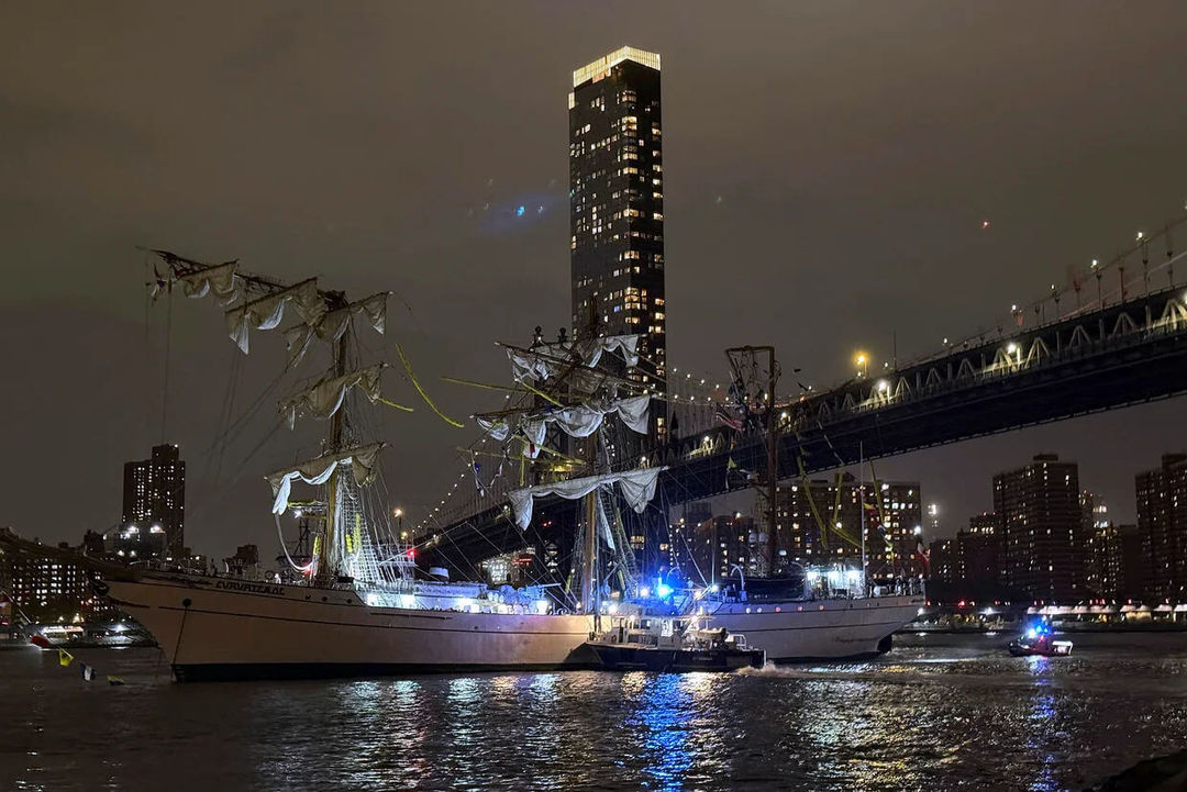 Mexican Navy Ship Cuauhtémoc Crashes Into Brooklyn Bridge Mexican Navy Ship Cuauhtémoc Crashes Into Brooklyn Bridge