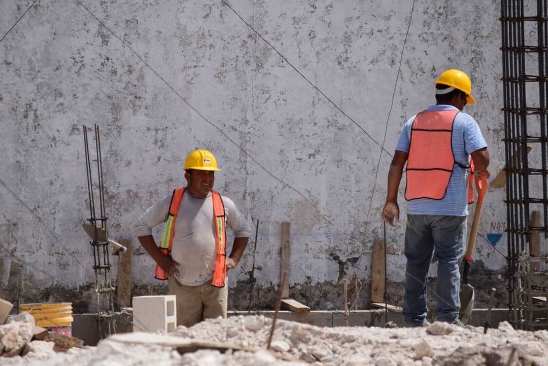 Workers Battle Scorching Heat With Little Protection Workers Battle Scorching Heat With Little Protection