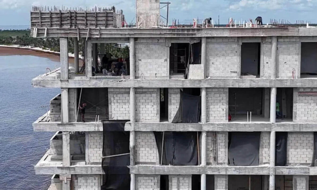 Un paraíso construido sobre mentiras se derrumba en el corazón de Tulum. A Paradise Built on Lies Collapses in the Heart of Tulum