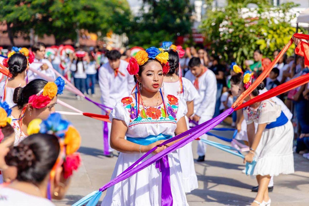 Tulum marks Revolution Day with a peaceful community parade