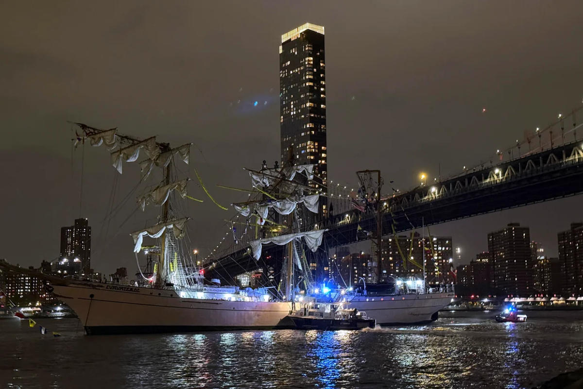 Mexican Navy Ship Cuauhtémoc Crashes Into Brooklyn Bridge