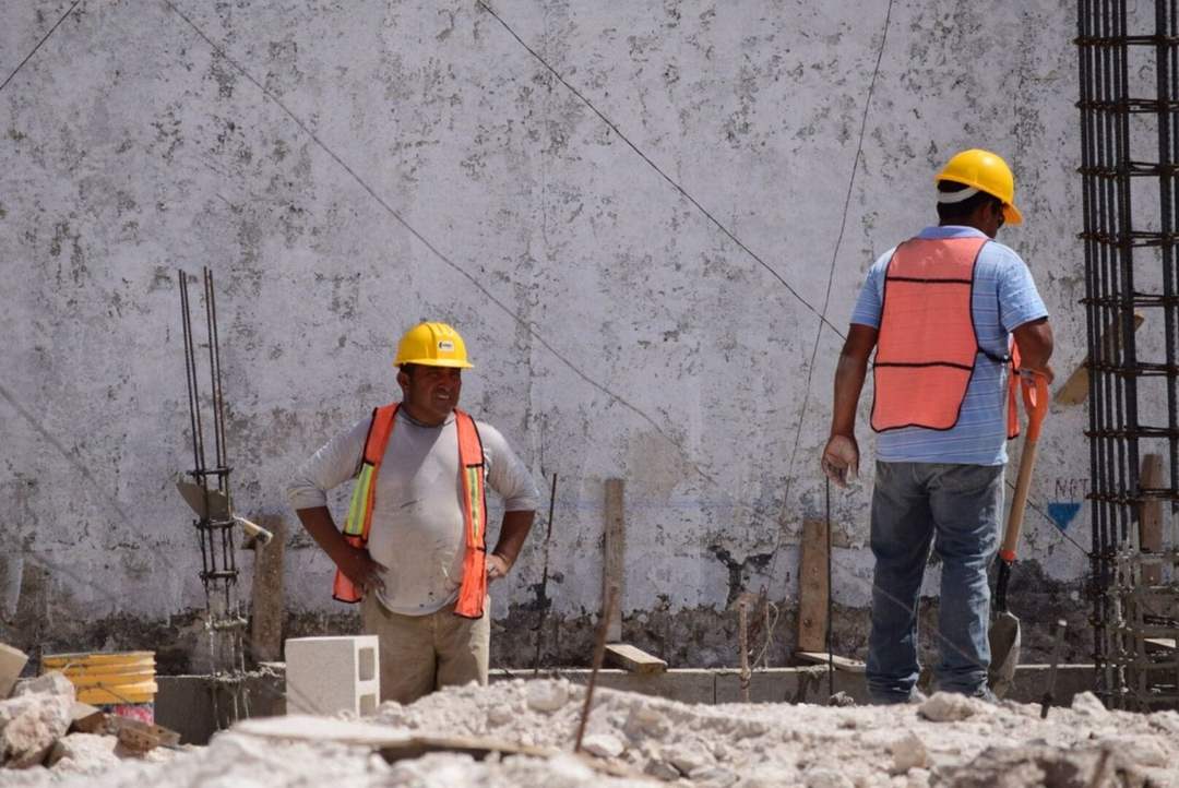 Workers Battle Scorching Heat With Little Protection