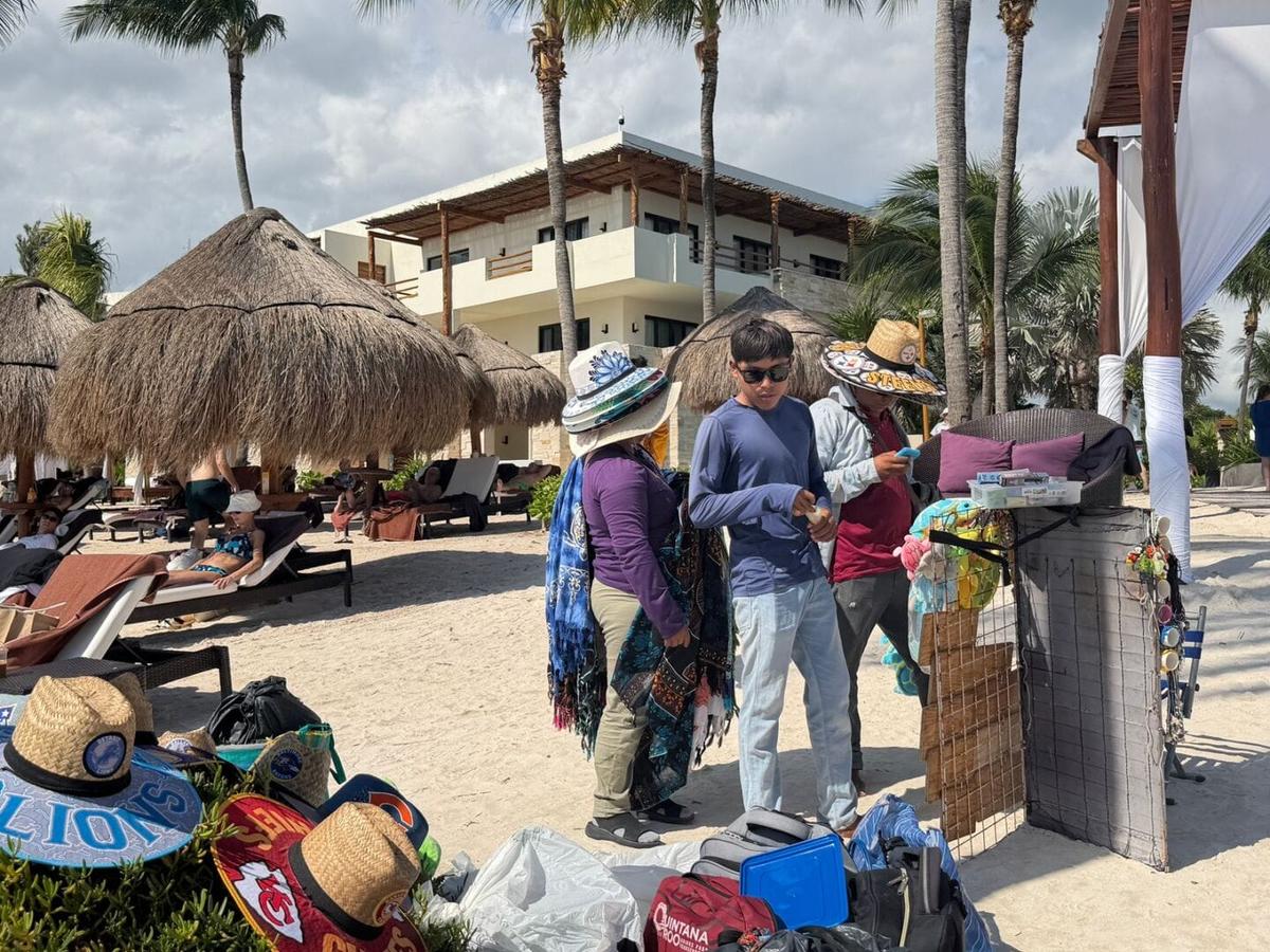 Illegal beach vendors trigger new warning from Tulum hotel leaders Illegal beach vendors trigger new warning from Tulum hotel leaders