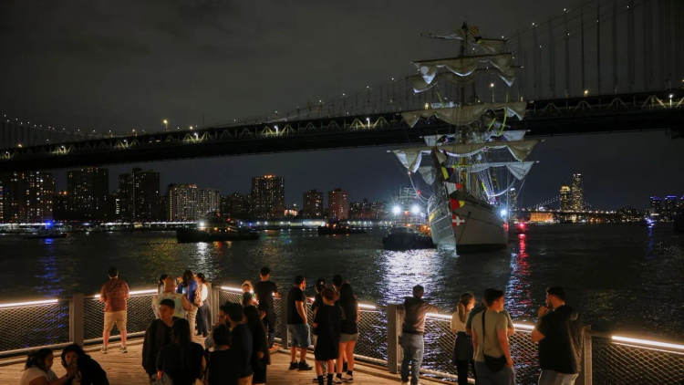 Mexican Navy Ship Cuauhtémoc Crashes Into Brooklyn Bridge - Photo 1 Mexican Navy Ship Cuauhtémoc Crashes Into Brooklyn Bridge - Photo 1