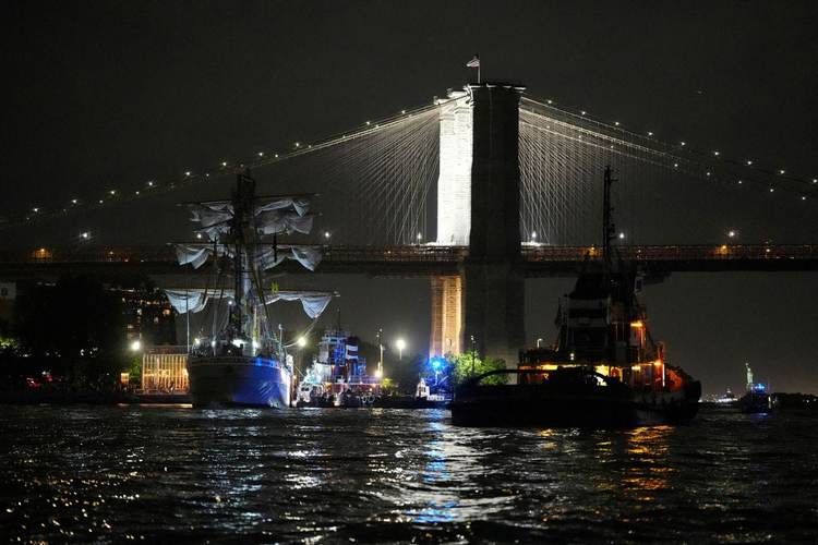 Mexican Navy Ship Cuauhtémoc Crashes Into Brooklyn Bridge - Photo 2 Mexican Navy Ship Cuauhtémoc Crashes Into Brooklyn Bridge - Photo 2