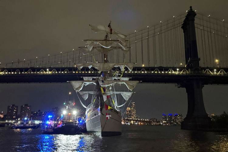 Mexican Navy Ship Cuauhtémoc Crashes Into Brooklyn Bridge - Photo 3 Mexican Navy Ship Cuauhtémoc Crashes Into Brooklyn Bridge - Photo 3