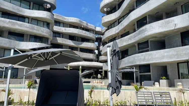 How to Build a Luxury Empire Without Saying Please - Photo 2