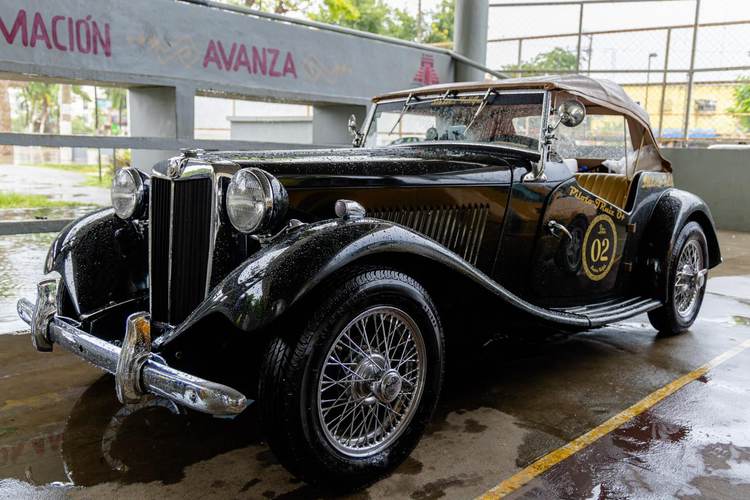 Classic Car Rally Brings Vintage Charm and Social Impact to Tulum - Photo 3