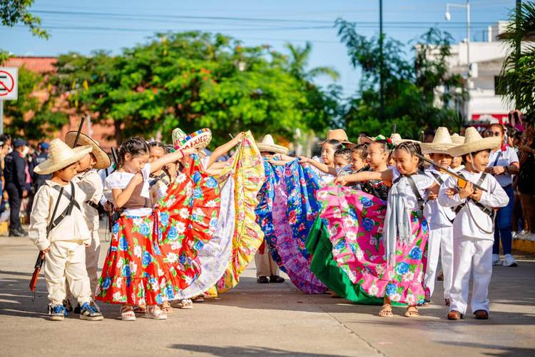 Tulum marks Revolution Day with a peaceful community parade - Photo 1