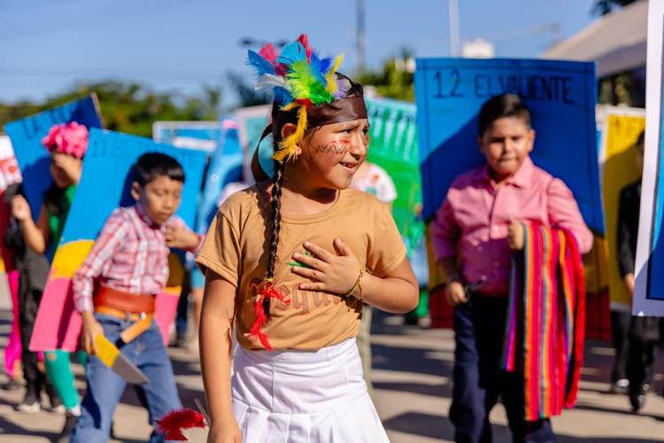 Tulum marks Revolution Day with a peaceful community parade - Photo 3