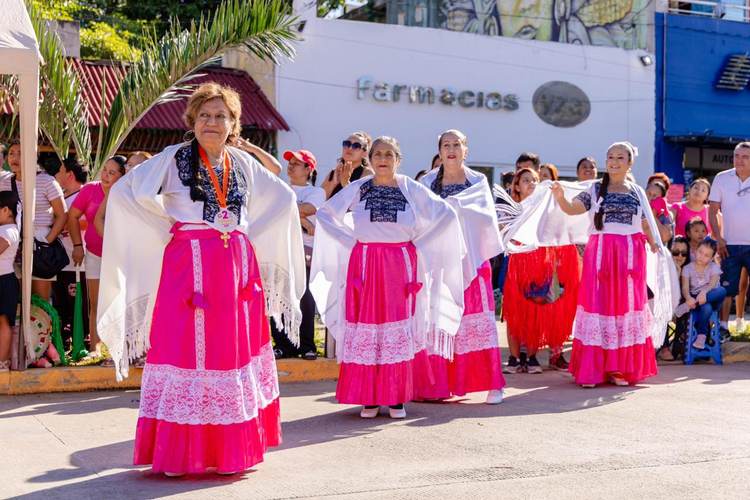 Tulum marks Revolution Day with a peaceful community parade - Photo 5