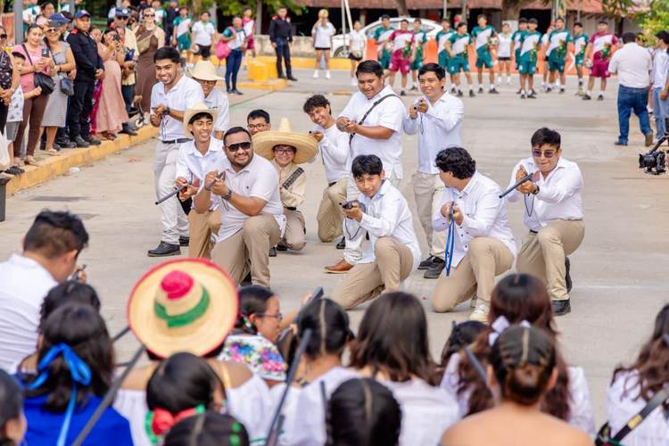 Tulum marks Revolution Day with a peaceful community parade - Photo 6